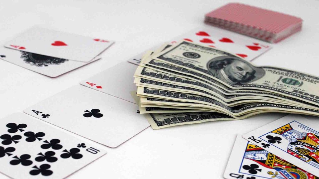 Gambling online pokers to earn more 